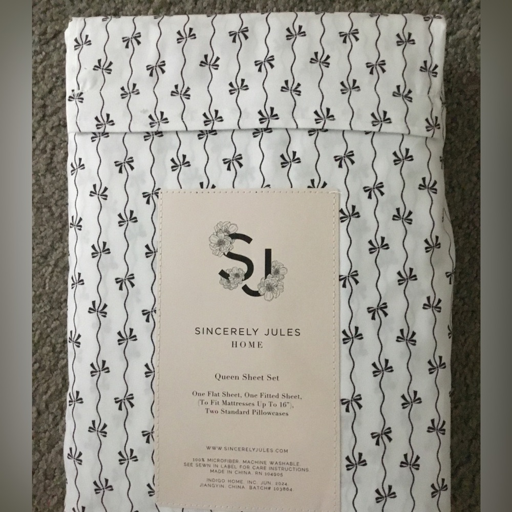 Queen Bow Sheets Black and White